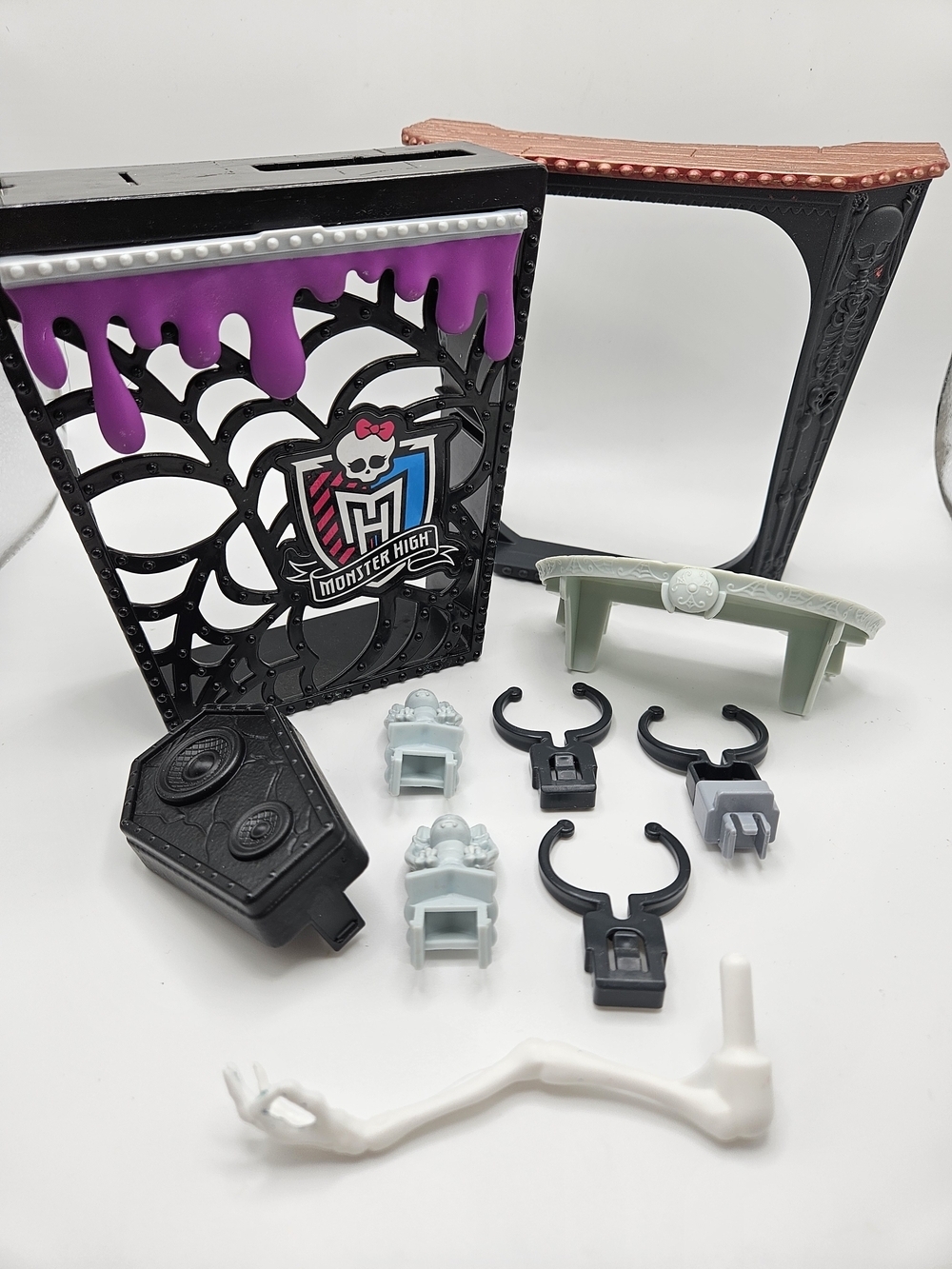 Monster High Deadluxe High School Replacement Part Lot Gargoyles